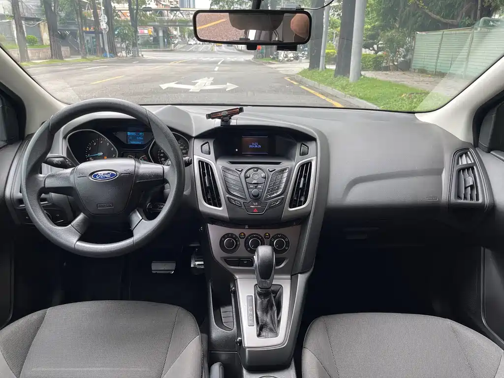 Ford Focus 2012 1.6L AT