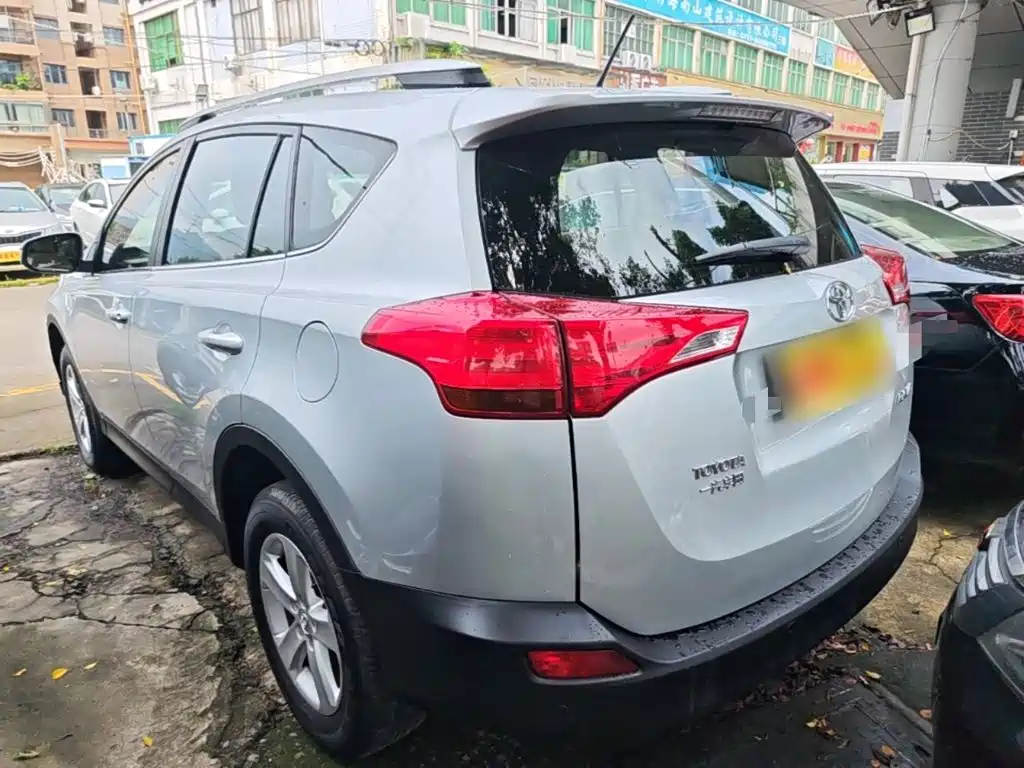 Toyota RAV4 — миниатюра 5