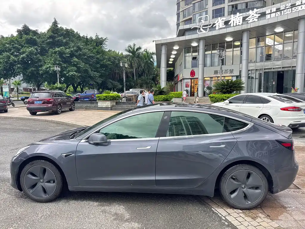 Tesla Model 3 — миниатюра 10