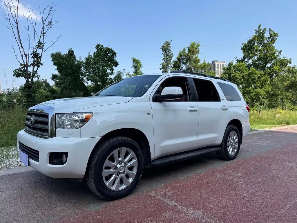 Купить Toyota Sequoia