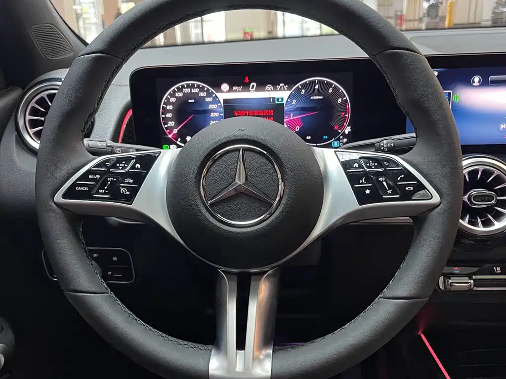 Mercedes-Benz GLB — миниатюра 8