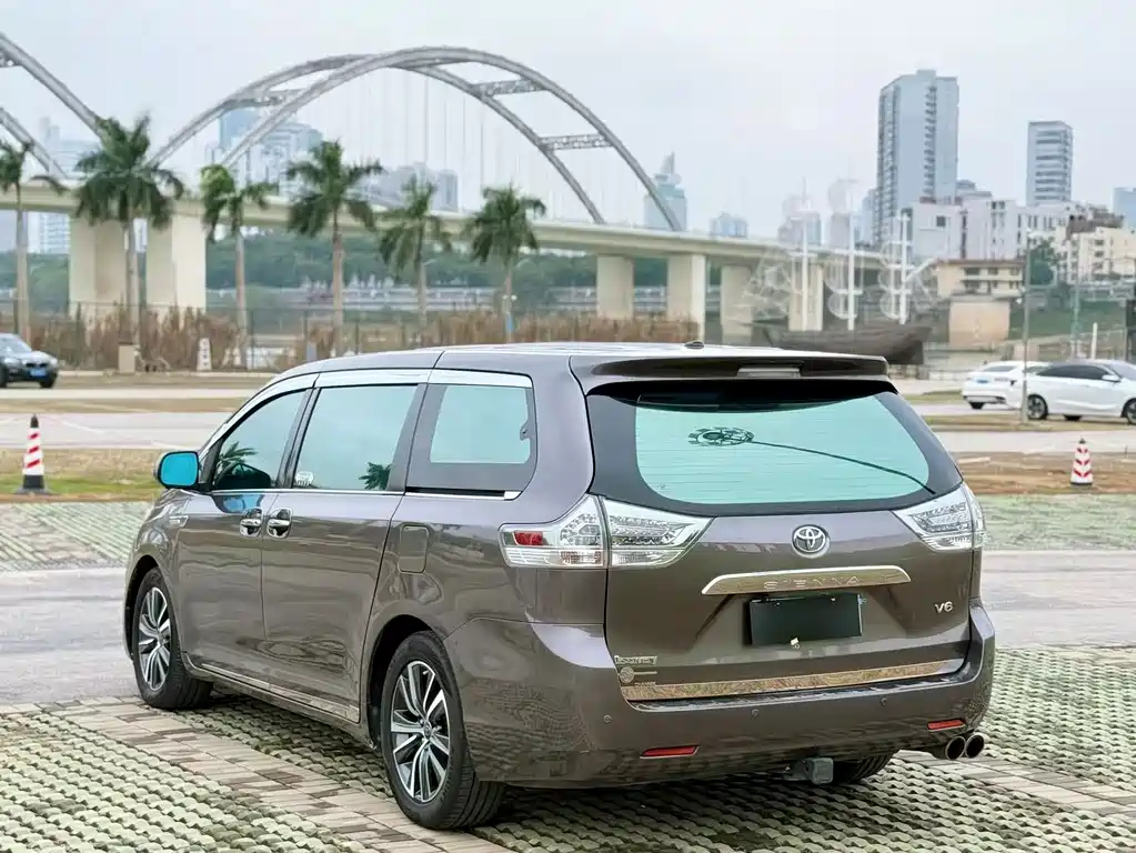 Toyota Sienna — миниатюра 6
