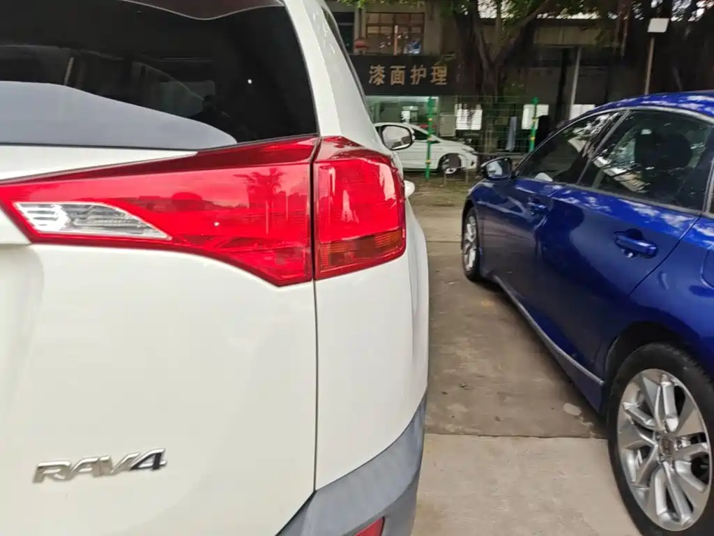 Toyota RAV4 — миниатюра 8