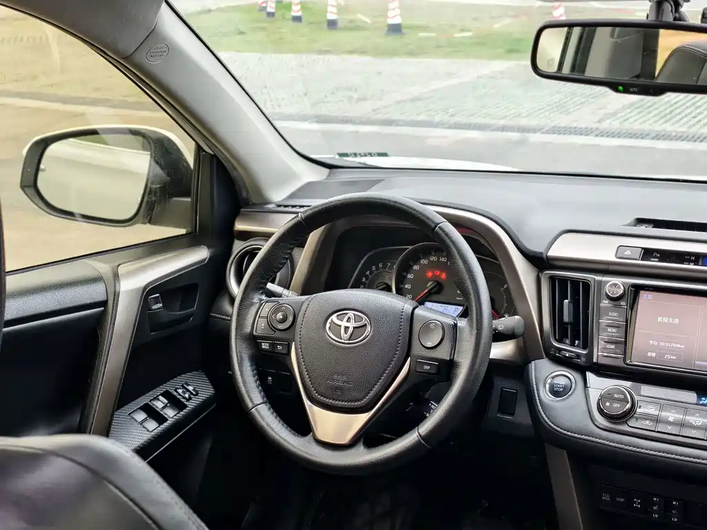 Toyota RAV4 — миниатюра 11