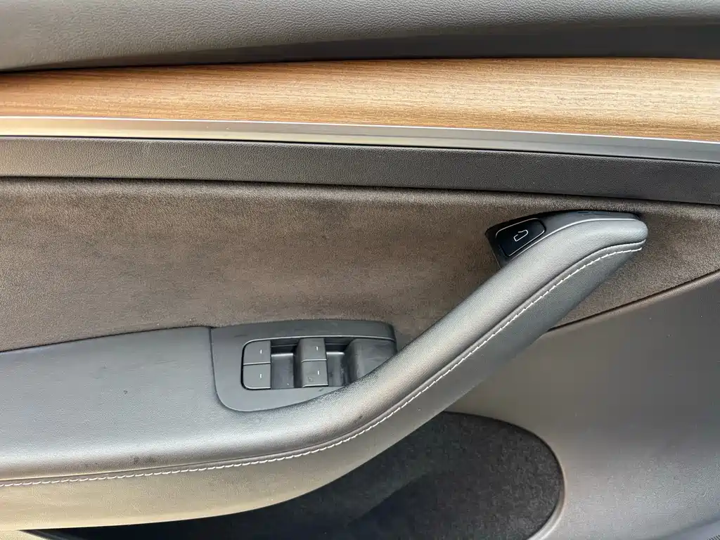 Tesla Model Y — миниатюра 22