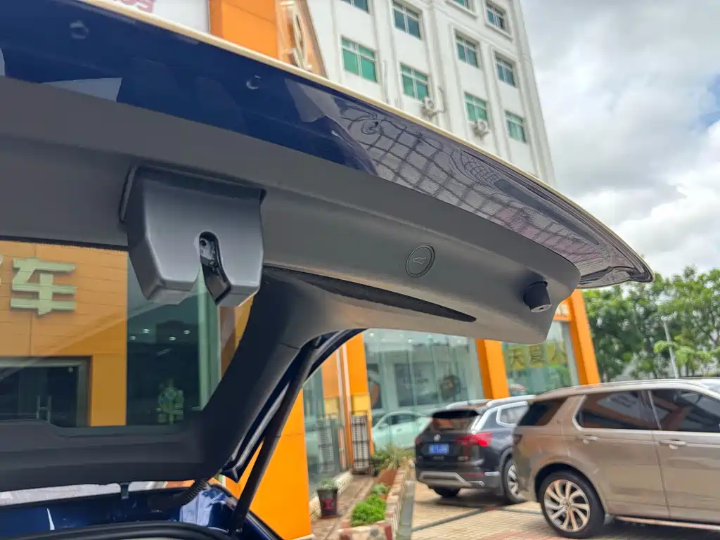 Tesla Model Y — миниатюра 32