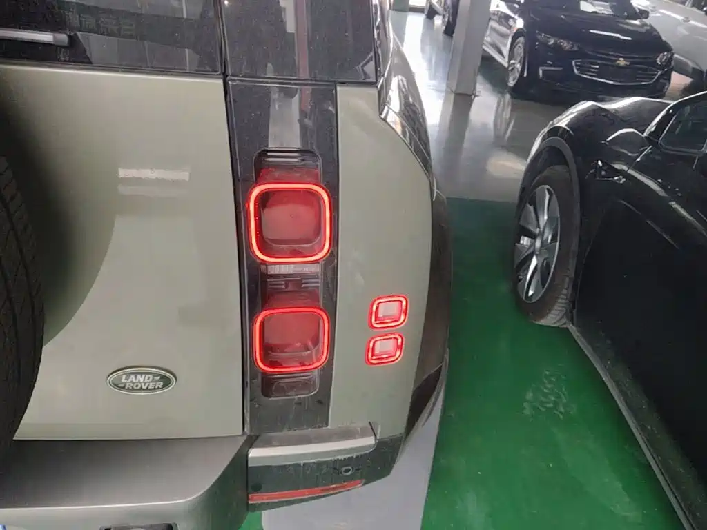 Land Rover Defender — миниатюра 8