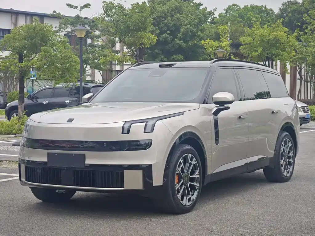 Lynk & Co 900