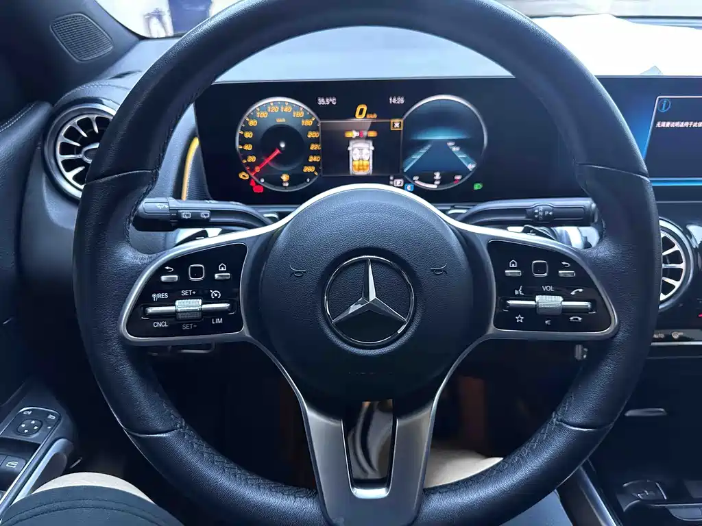 Mercedes-Benz GLB — миниатюра 12