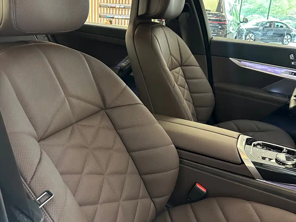 BMW 7 Series — миниатюра 5