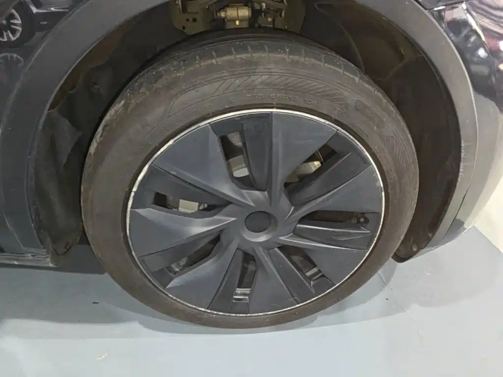 Tesla Model Y — миниатюра 12