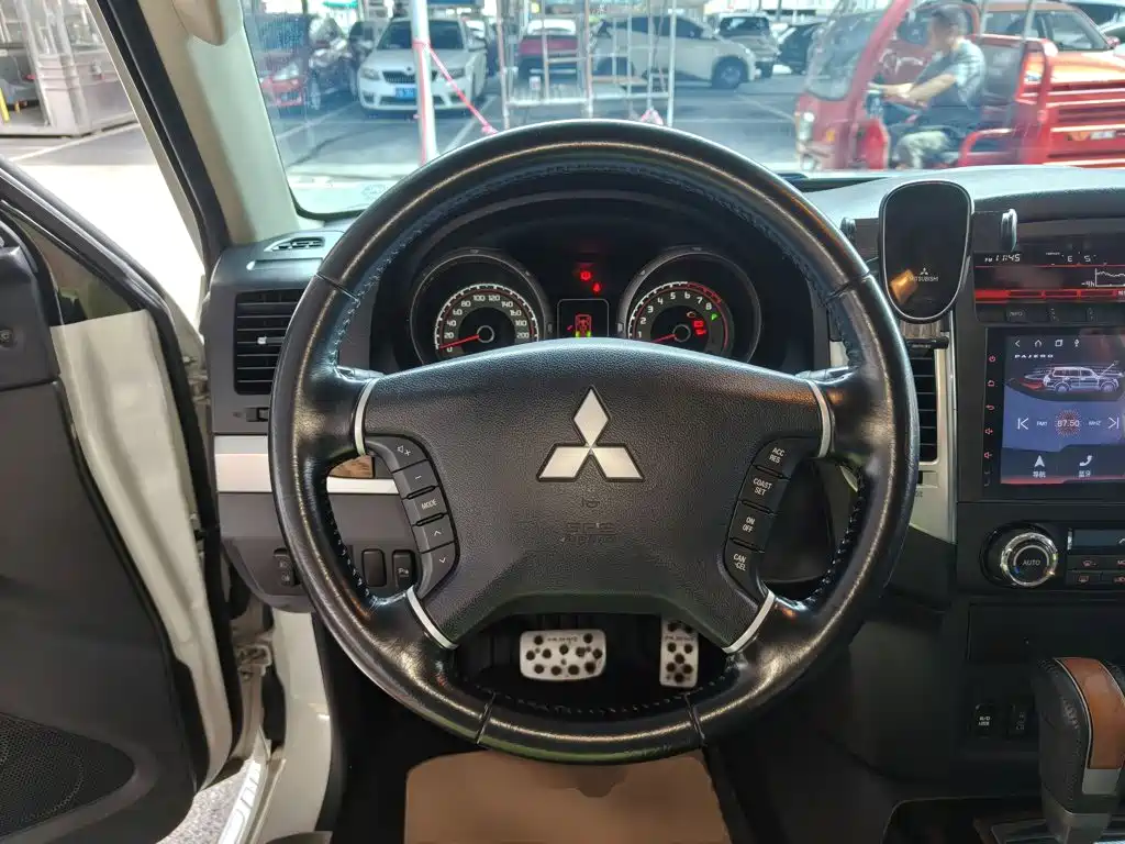 Mitsubishi Pajero (Import) — миниатюра 11
