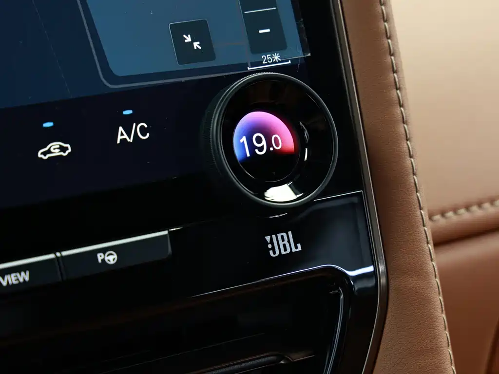 Toyota Alphard — миниатюра 12