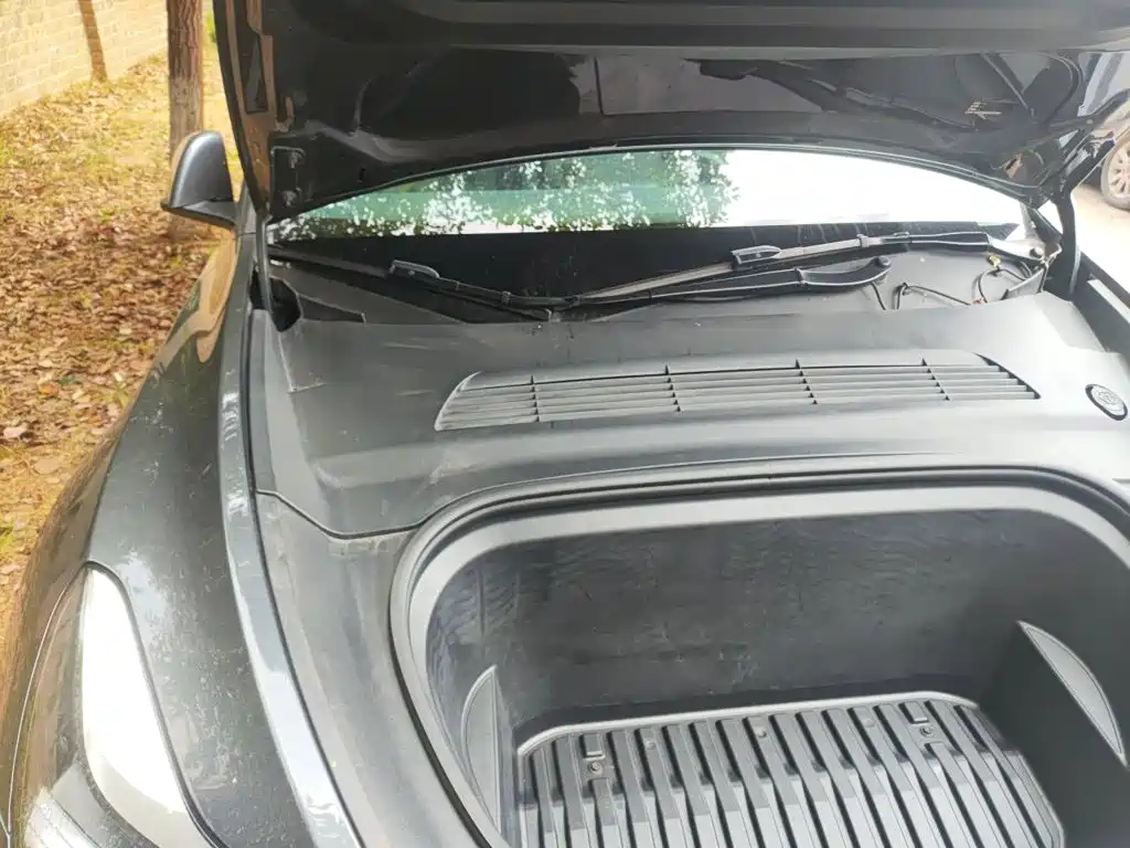Tesla Model Y — миниатюра 20