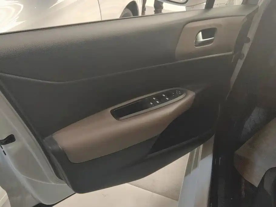 Citroen C4L — миниатюра 7