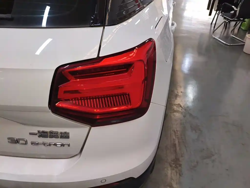 Audi Q2L e-tron — миниатюра 8