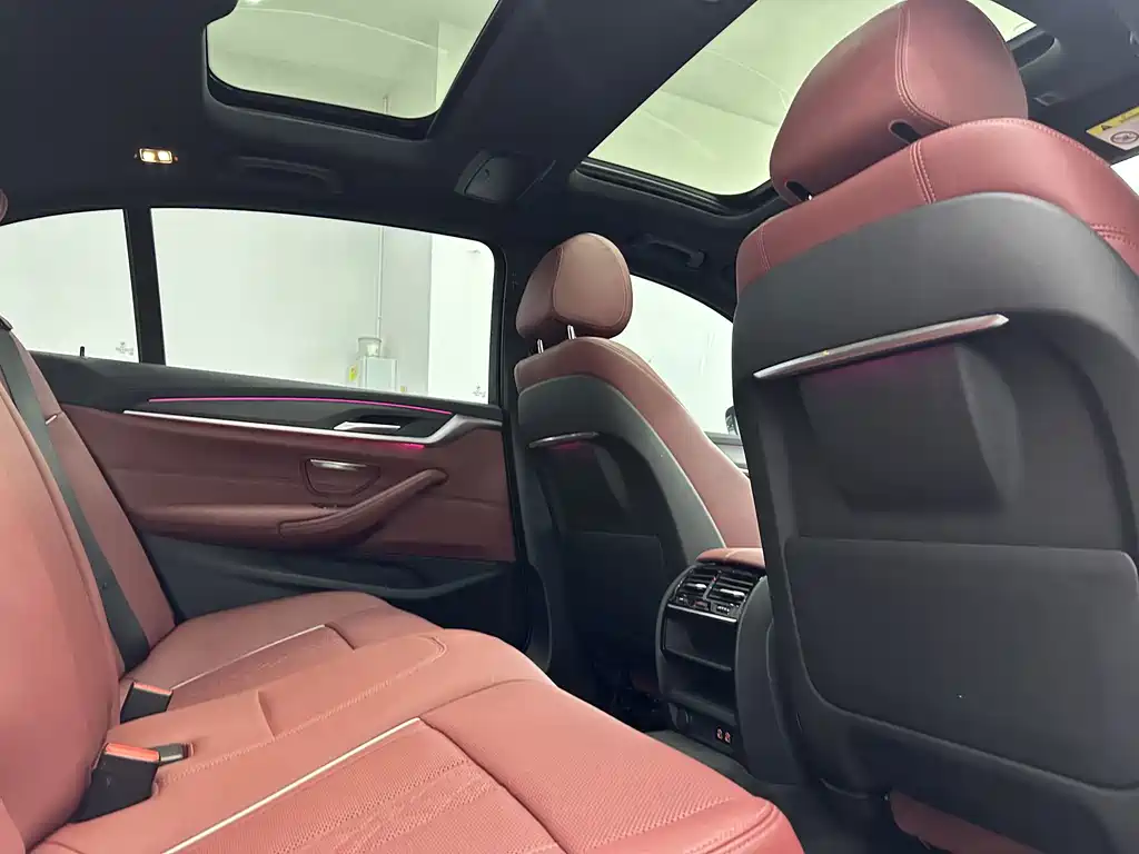 BMW 5 Series — миниатюра 13