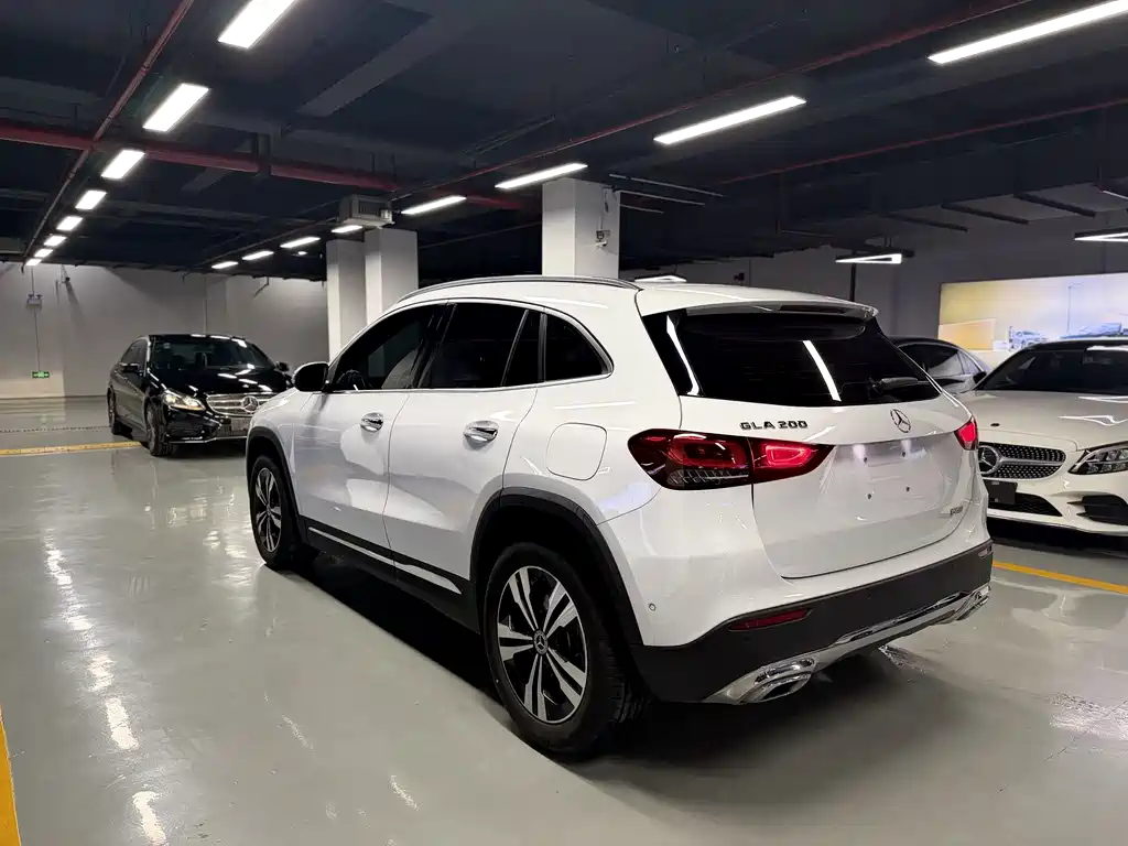 MERCEDES-BENZ GLA