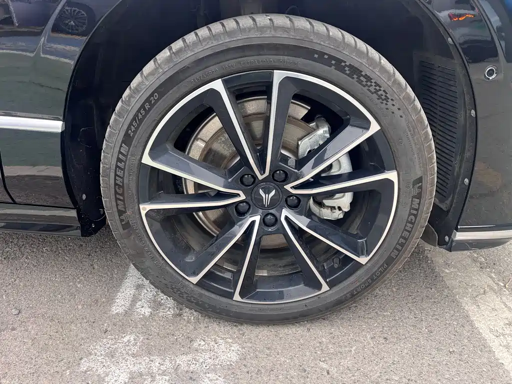 VOYAH LANTU CHASING LIGHT