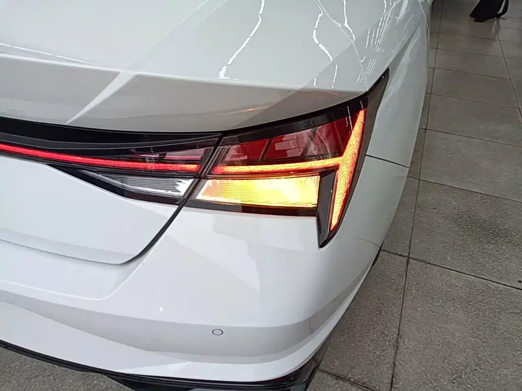 Hyundai Elantra — миниатюра 8