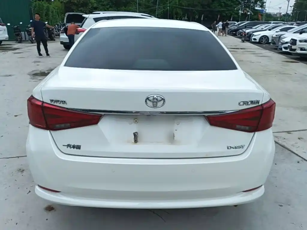 Toyota Crown — миниатюра 6