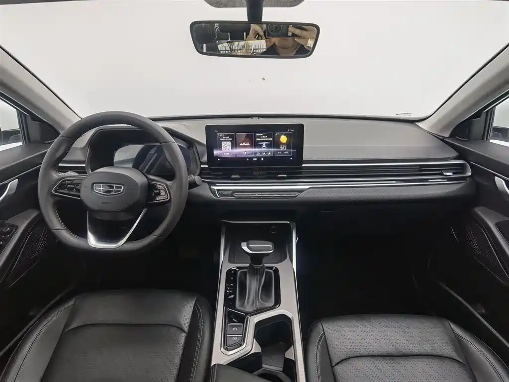 Geely Emgrand 2022 4 1.5L CVT Luxury