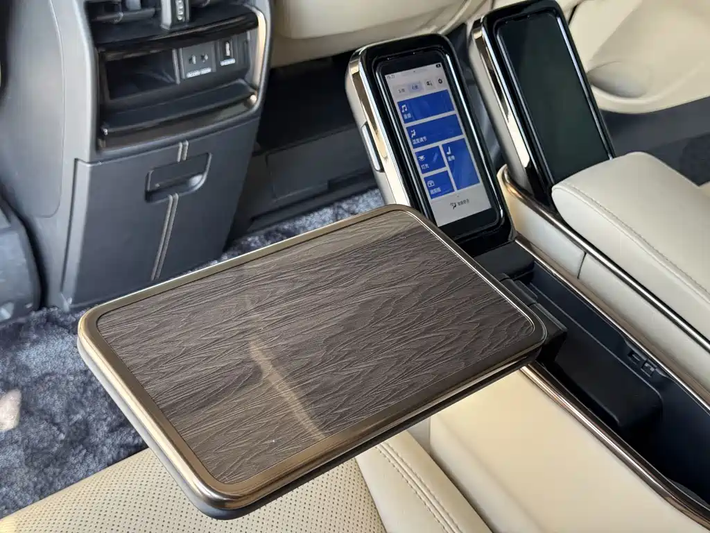 Toyota Alphard — миниатюра 13