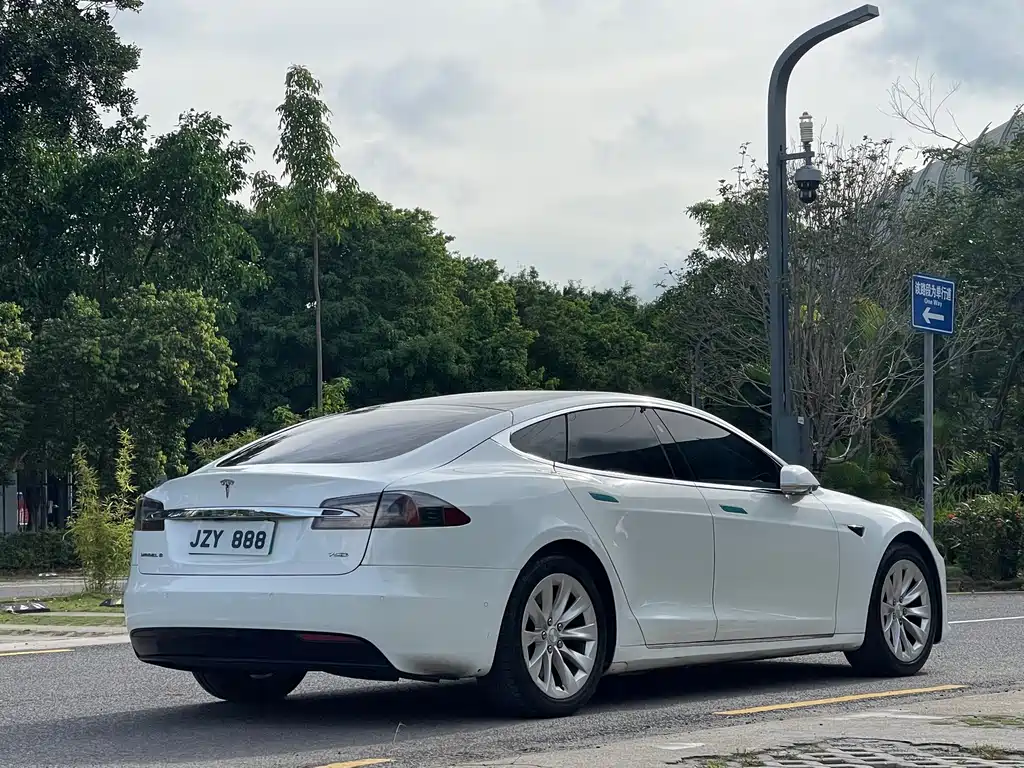 Tesla Model S — миниатюра 7