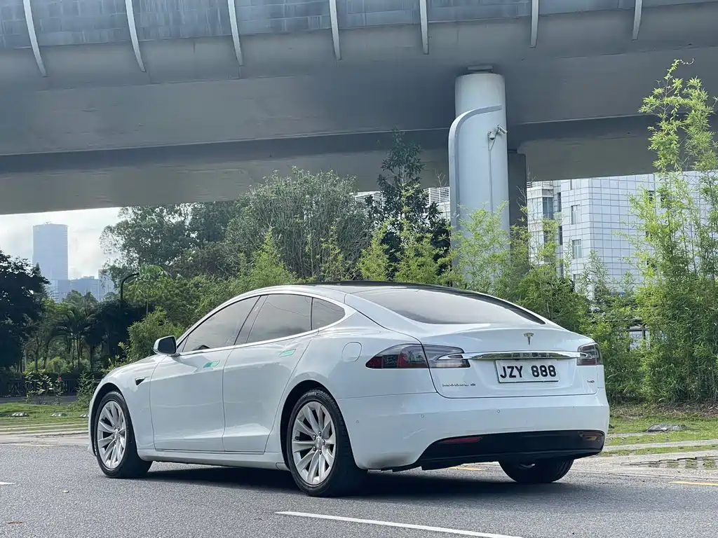 Tesla Model S — миниатюра 5