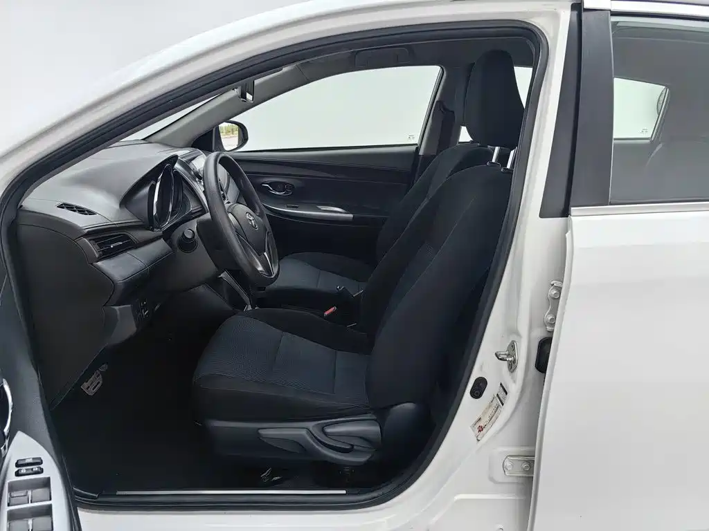 Toyota Yaris L — миниатюра 10