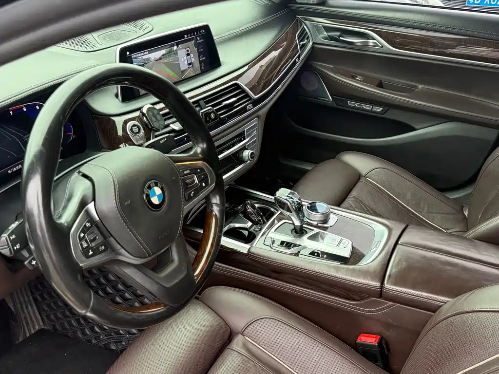 BMW 7 Series — миниатюра 5