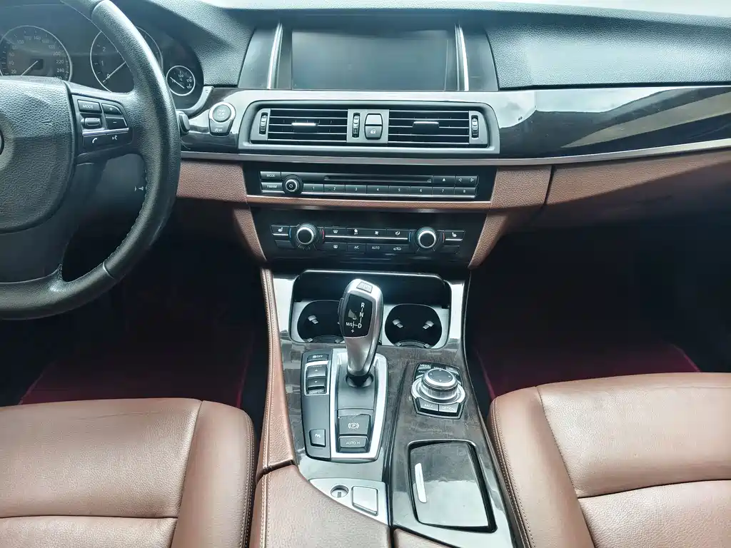 BMW 5 Series — миниатюра 14