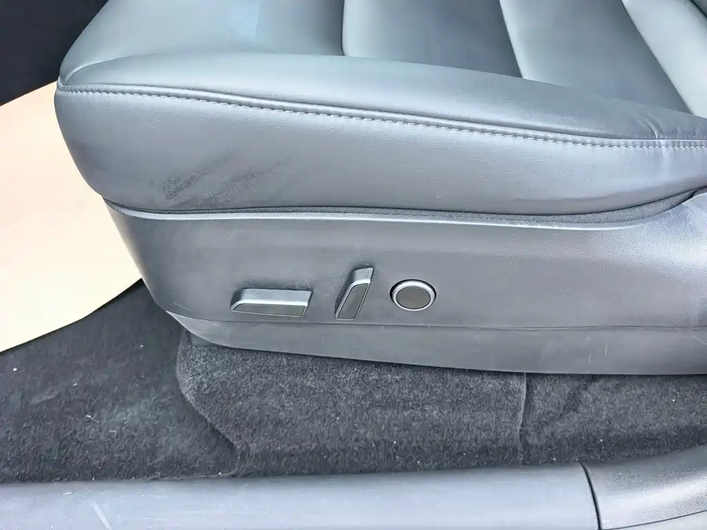 Tesla Model Y — миниатюра 6