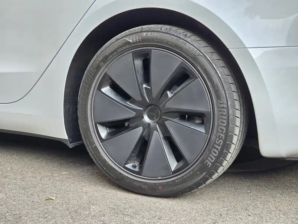 Tesla Model 3 — миниатюра 9