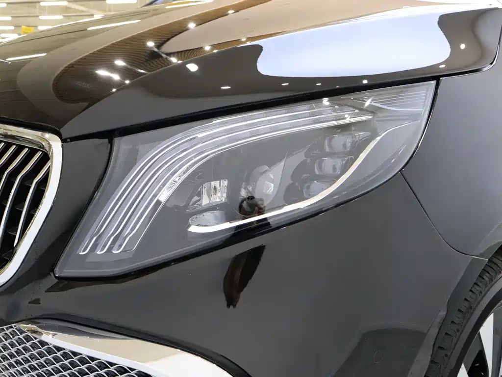 Mercedes-Benz Vito 2023 2.0T Elite 7 мест
