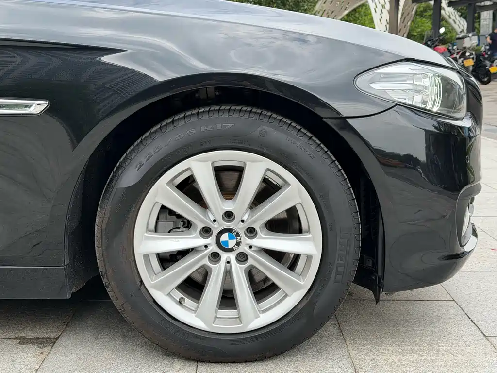 BMW 5 Series — миниатюра 13