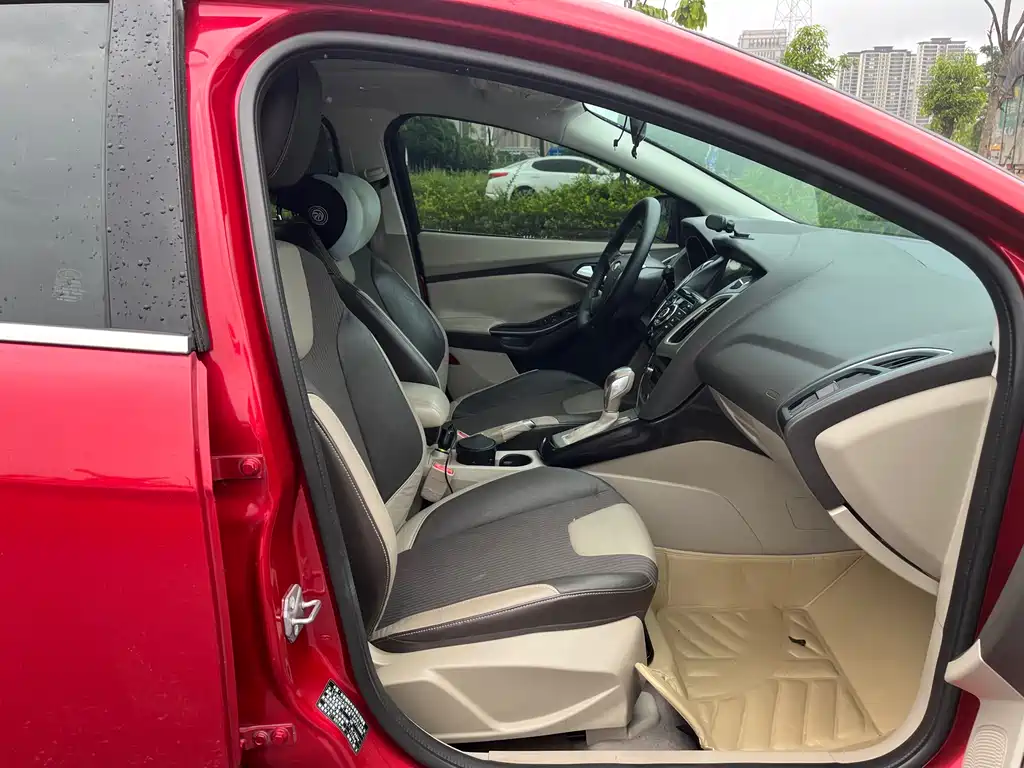 Ford Focus 2012 1.6L AT