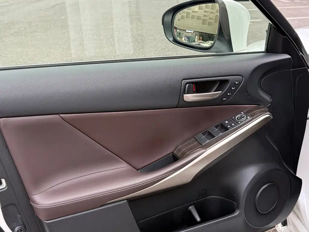 Lexus IS — миниатюра 9
