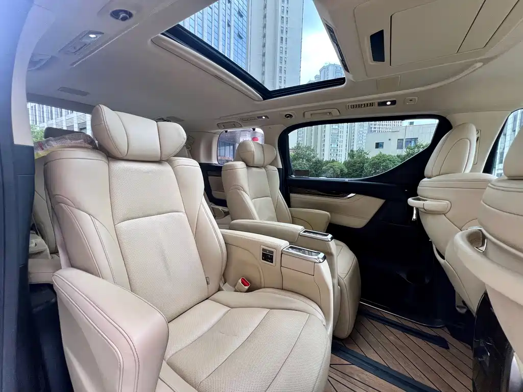 Toyota Alphard — миниатюра 27