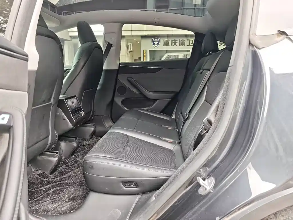 Tesla Model Y — миниатюра 13