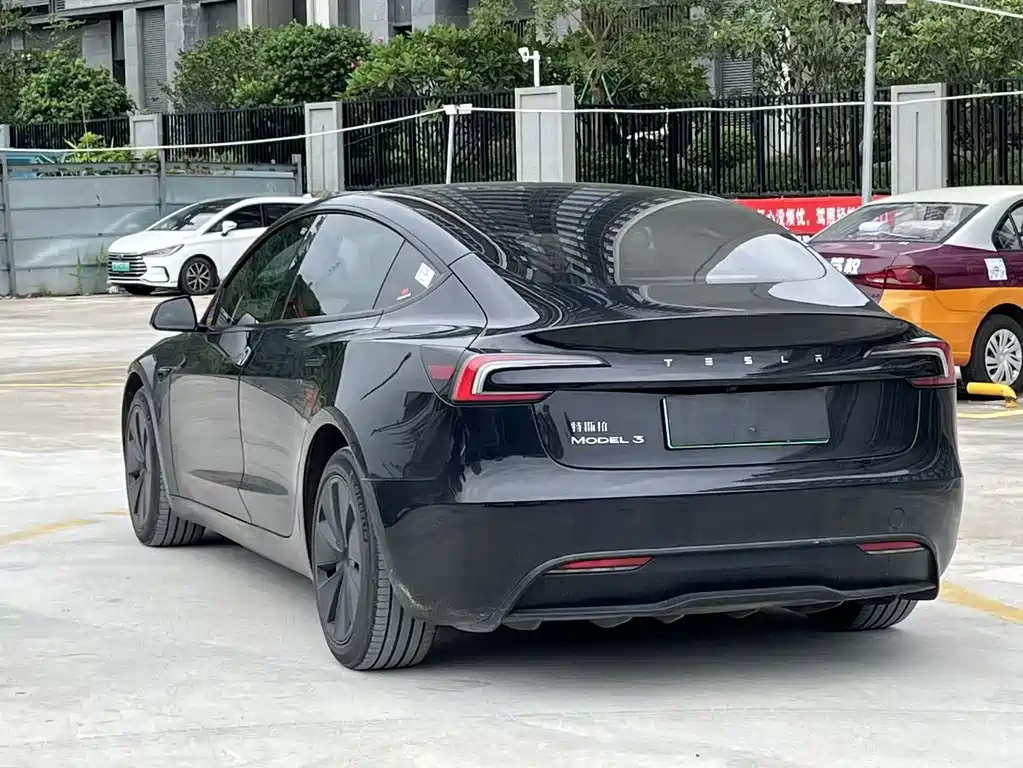 Tesla Model 3 — миниатюра 16