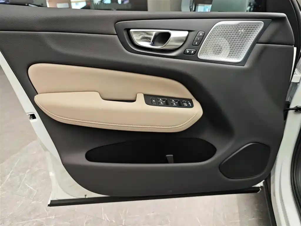 Volvo XC60 2025 B5 Luxury