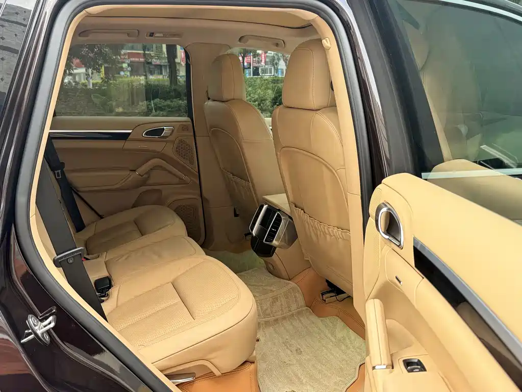 Porsche Cayenne — миниатюра 7