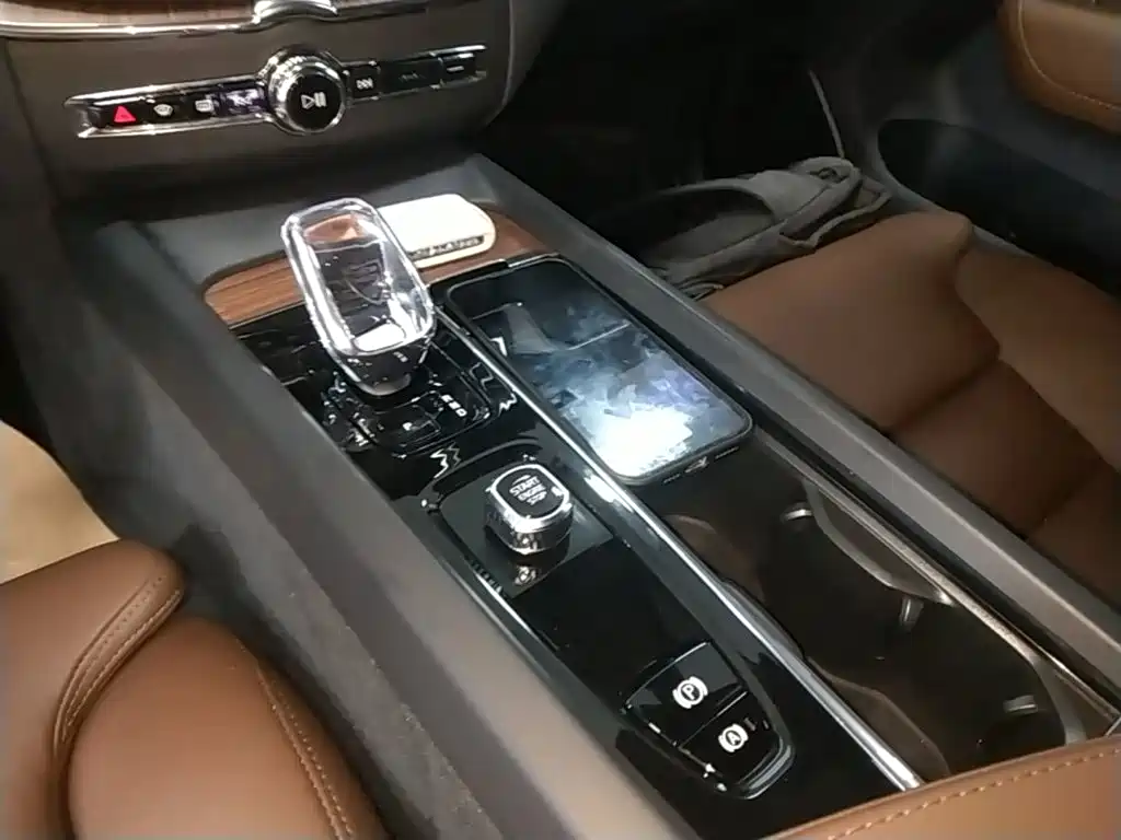 Volvo XC60 PHEV — миниатюра 14