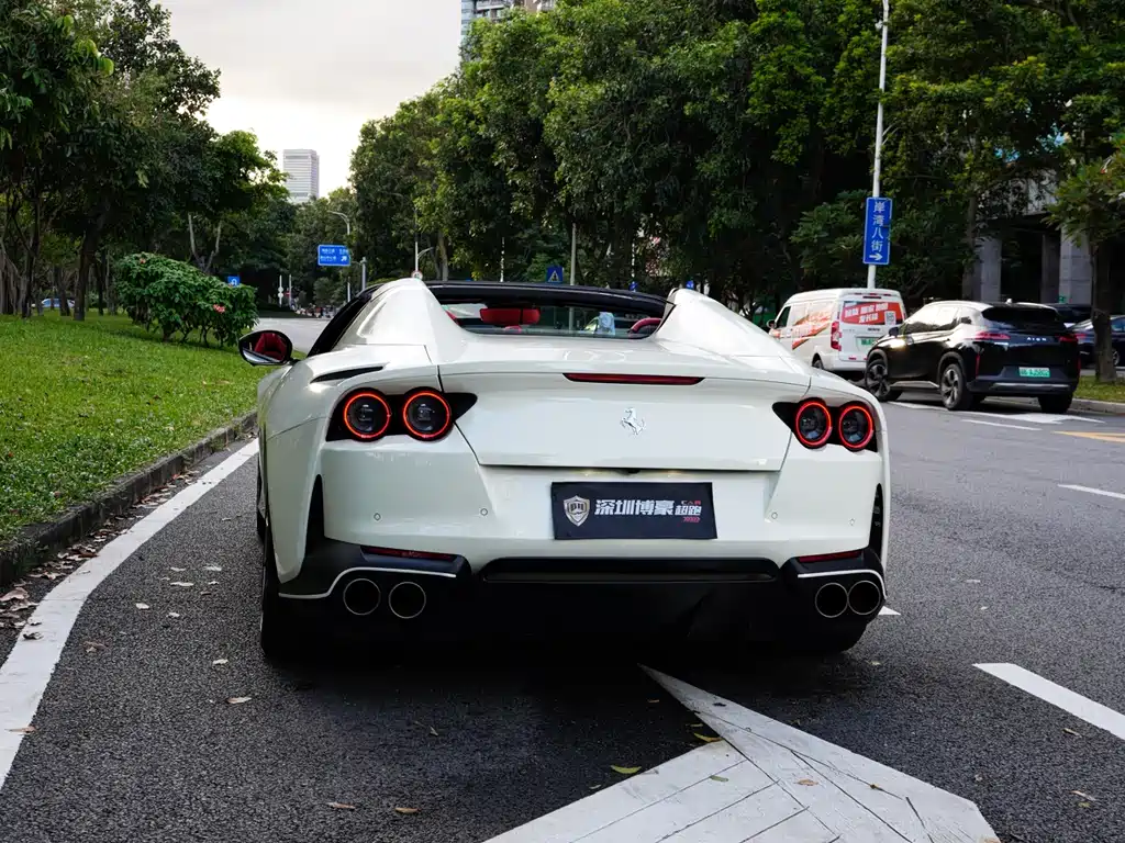FERRARI  812