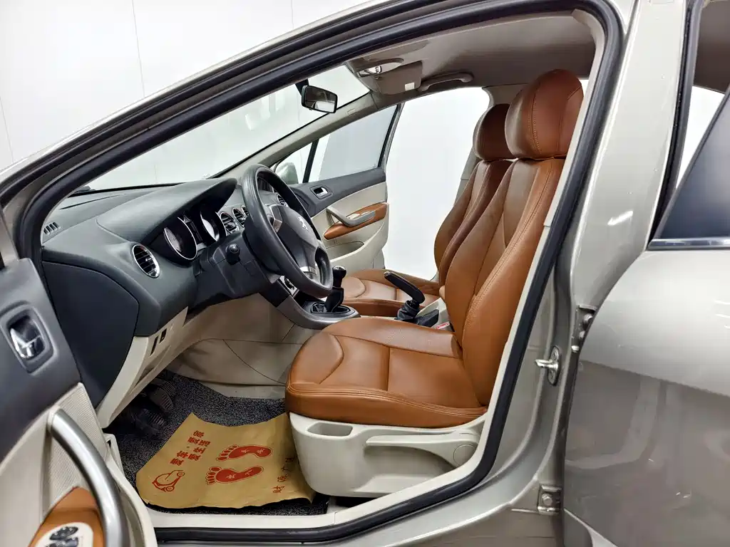 Peugeot 408 2013 1.6L MT Comfort