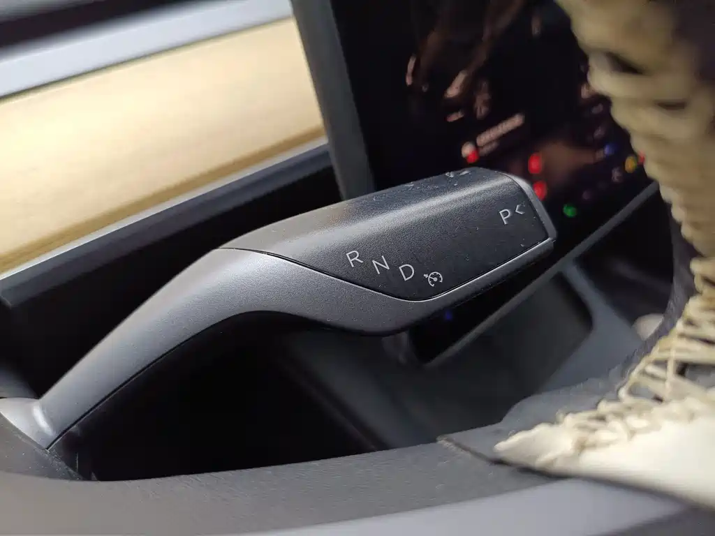 Tesla Model Y — миниатюра 16