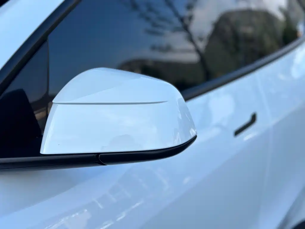 Tesla Model Y — миниатюра 10
