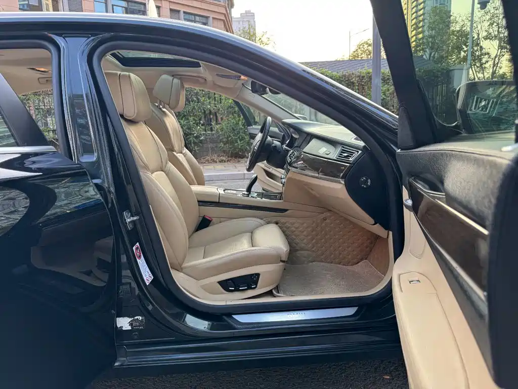 BMW 7 Series — миниатюра 13
