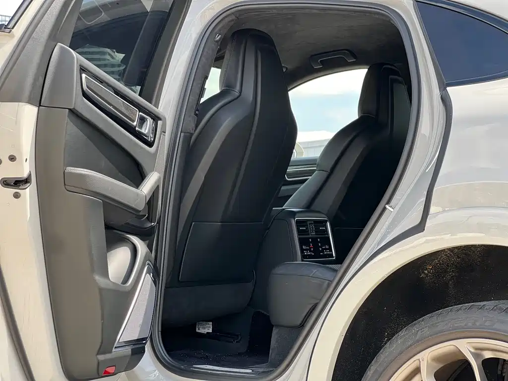 Porsche Cayenne — миниатюра 5